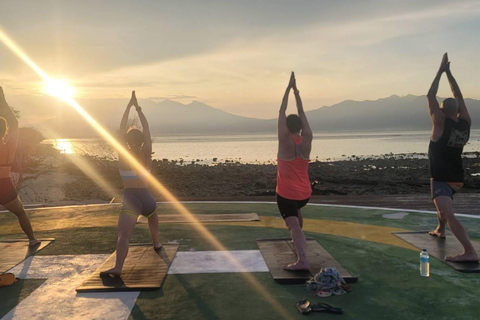 جيلي تراوانجان: يوغا على الشاطئ عند شروق الشمس وغروبها في جزيرة جيلييوغا على الشاطئ عند شروق الشمس 