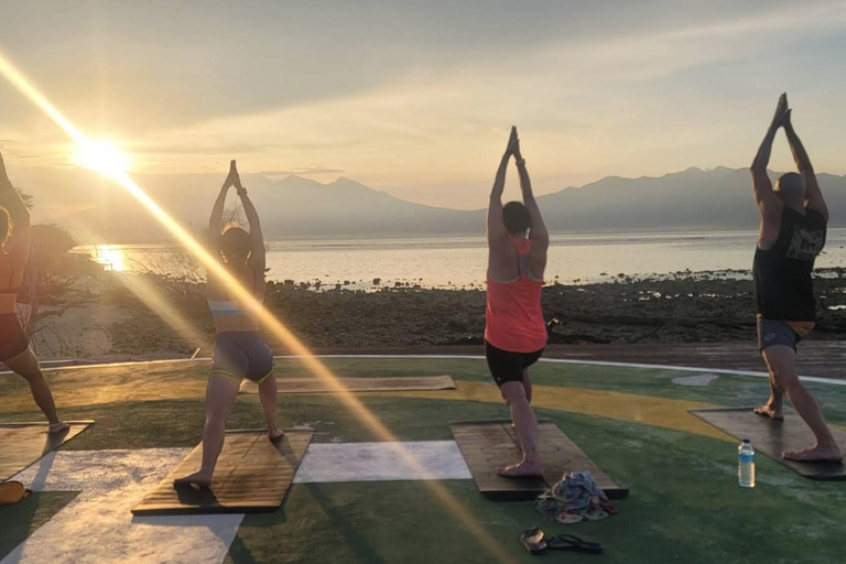 جيلي تراوانجان: يوغا على الشاطئ عند شروق الشمس وغروبها في جزيرة جيلييوغا على الشاطئ عند شروق الشمس 