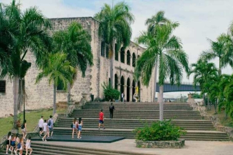 Punta Cana: Excursión de un día a Santo Domingo con entradas y almuerzo