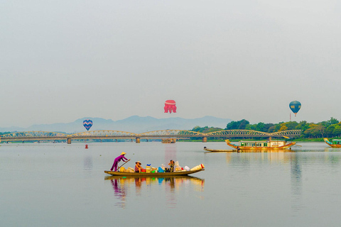 Sonnenuntergang in Hue: Drachenboot entlang des Parfümflusses und SalzkaffeeSonnenuntergang am Parfümfluss und Salzkaffee