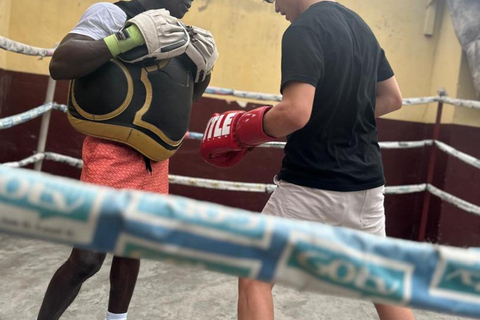 Accra : Parc commémoratif Kwame Nkrumah et salle de boxe locale