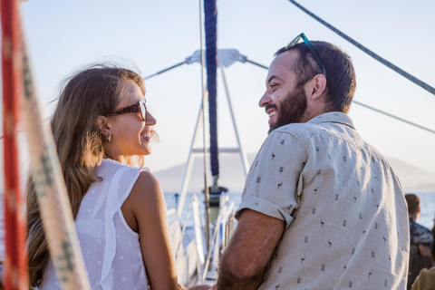 Malaga: Catamaran zeiltocht met zonsondergang optieZonsondergang met glas cava en net-zitplaatsen