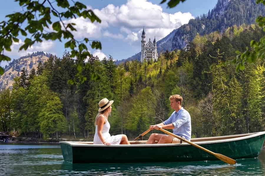 Ab München: Boot-, Wander- & Badetour zum Schloss Neuschwanstein. Foto: GetYourGuide Ab München: Boot-, Wander- & Badetour zum Schloss Neuschwanstein. Foto: GetYourGuide