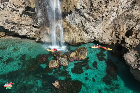 Nerja: Passeio de caiaque autoguiado. Cascata de Maro. Barco de apoio para o percurso.
