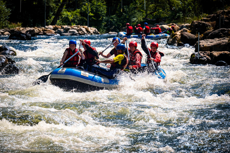Foix: avventura di rafting per famiglie sul fiume AriègeFoix: un'avventura di rafting per tutta la famiglia sul fiume Ariège