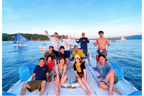Boracay: Private Yacht Cruise with Snorkeling & Snacks Boracay Private Yacht Cruise: Medium Yacht