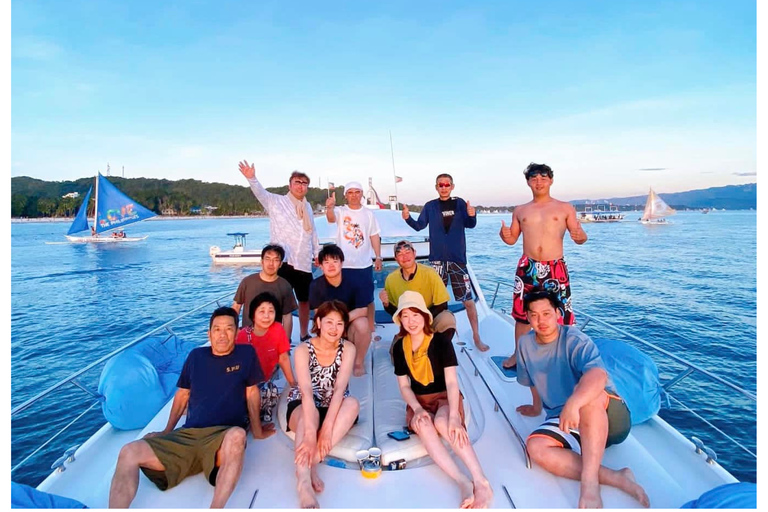 Boracay: Private Yacht Cruise with Snorkeling & Snacks Boracay Private Yacht Cruise: Medium Yacht