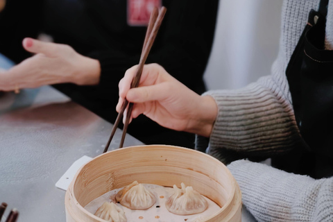 Shanghai:Kunst der Dampfknödelherstellung in der Shanghai Style LaneKunstvolle Herstellung gedämpfter Knödel