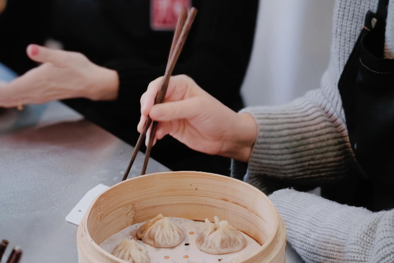 Shanghai:Kunst der Dampfknödelherstellung in der Shanghai Style LaneKunstvolle Herstellung gedämpfter Knödel