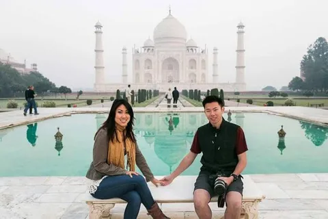 Agra: Tour guidato del Taj Mahal e del Mausoleo con salto della linea