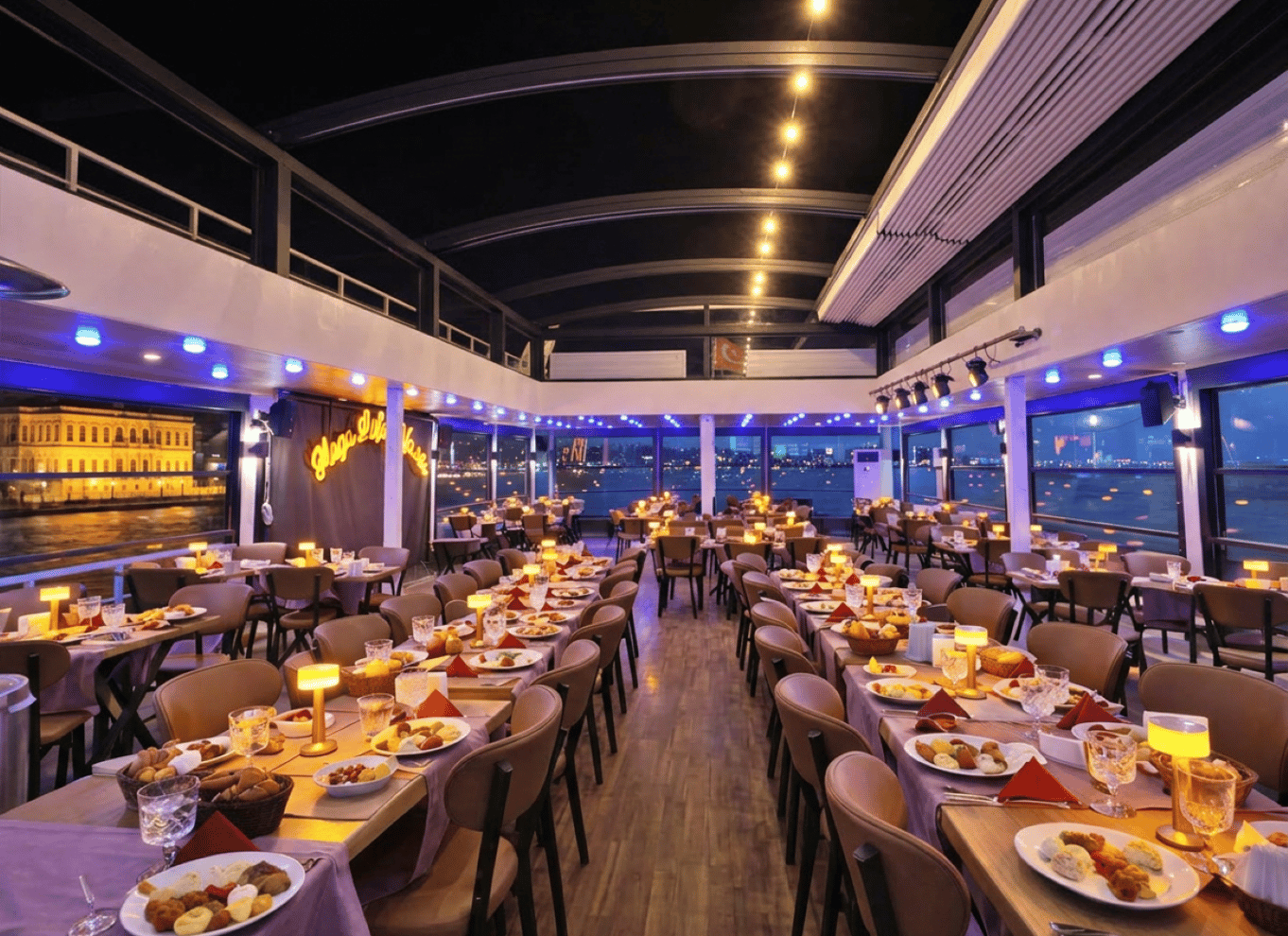 Istanbul: Bosporus-middagscruise og show med privat bord