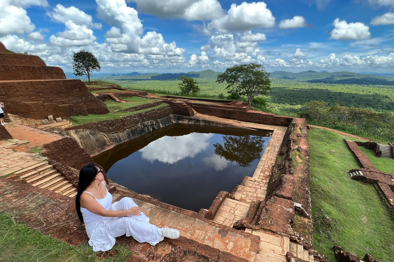 Excursão particular de 1 dia a Sigiriya e DambullaTour começando na área de Kaluthara / Wadduwa