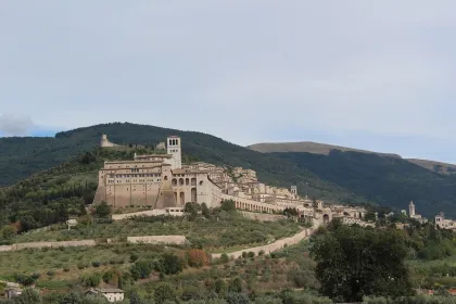 Der Wald des Heiligen Franziskus mit dem Tuk Tuk: Assisi