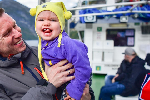 Barca turistica del Geirangerfjord con audioguida