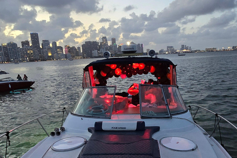 Yacht cruise Biscayne Bay, Miami Beach and Sand bar. 42Ft Yacht cruice Biscayne Bay, Miami Beach and Sand bar