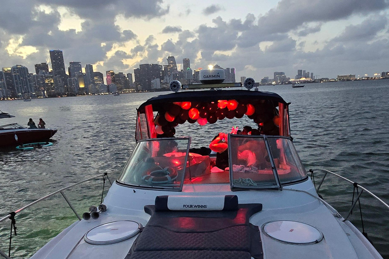 Yacht cruise Biscayne Bay, Miami Beach and Sand bar. 42Ft Yacht cruice Biscayne Bay, Miami Beach and Sand bar