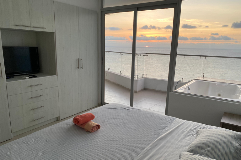 Esmeraldas: Tonsupa Apartamento frente al mar con jacuzzi