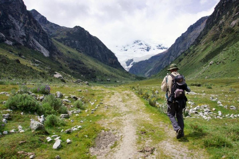 Huaraz: Private hiking route through the Rajucolta lagoon