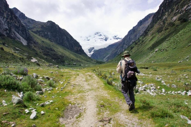 Huaraz: Private hiking route through the Rajucolta lagoon