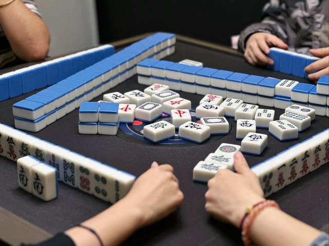 Chengdu: Mahjong Class with Local Market Visit & Tea