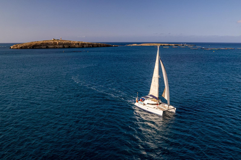 Katamaran Ganztägiger Privat-CharterPrivater Katamaran-Charter nach Comino und in die Umgebung