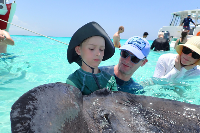 Grand Cayman: Catamaran Cruise with Stingray City & Snorkel
