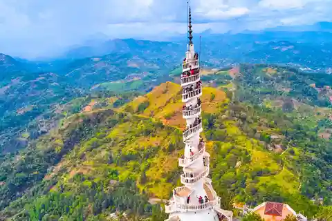 Depuis Nuwara Eliya : Journée complète à Kandy avec la tour d'Ambuluwawa