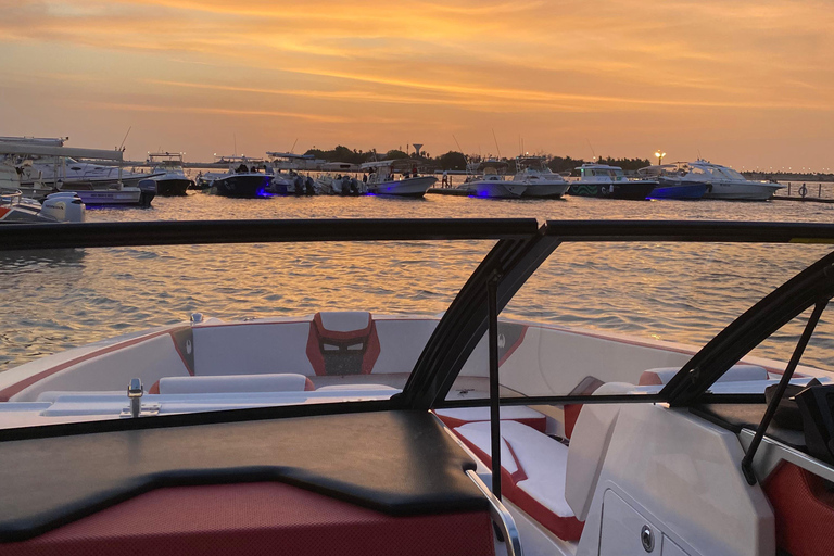 Passeio de barco na cidade de Jeddah