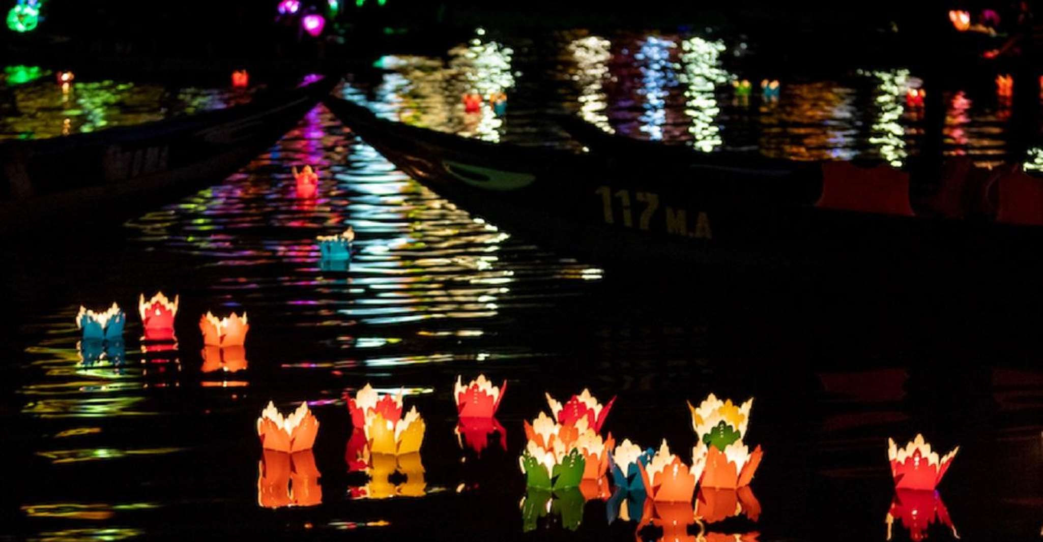 Nachtboottocht en drijvende lantaarn op Hoai River Hoi An - Hizvo