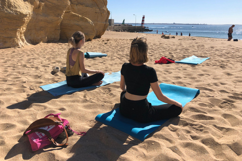 Yoga matinal na praia em Lagos pelo el Sol Lifestyle