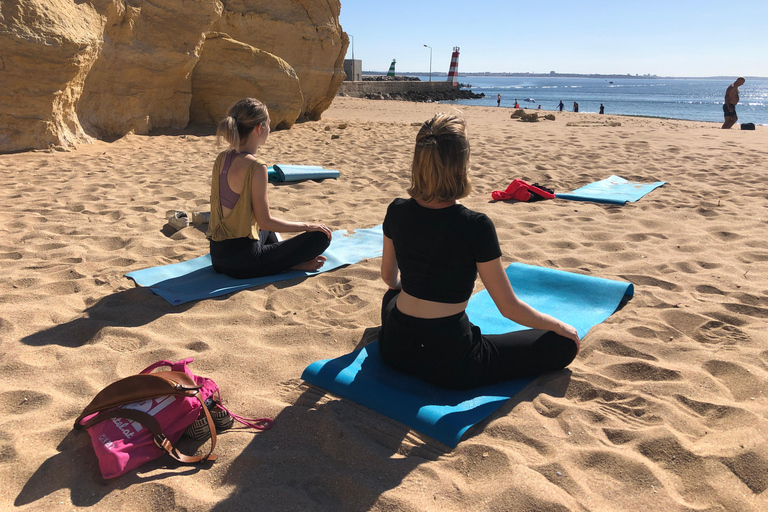 Yoga matinal na praia em Lagos pelo el Sol Lifestyle