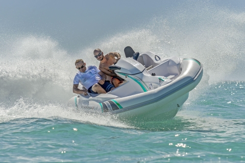Dubai: Excursión en barco en coche con aperitivos, baño y fotos120mins SeaNic PicNic - Excursión en barco sin conductor (Grupo privado)