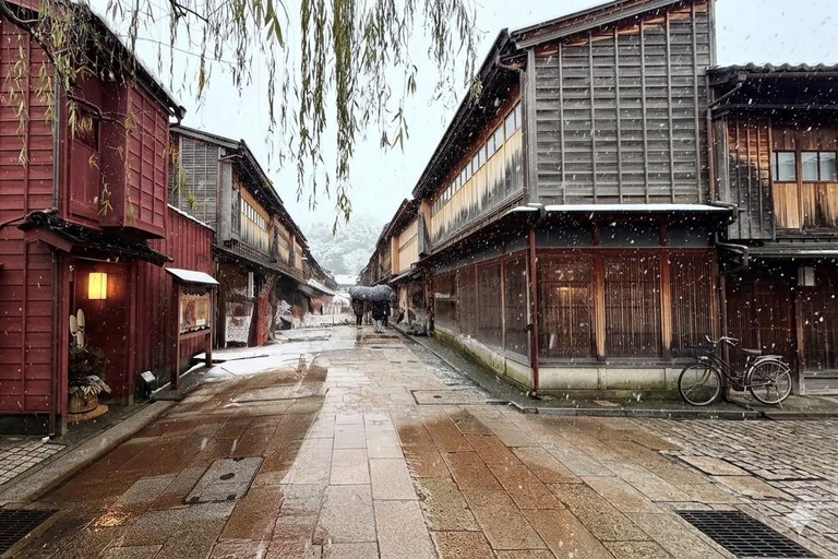 Kanazawa Walking & Photo Tour: Castle, Samurai & Tea Streets