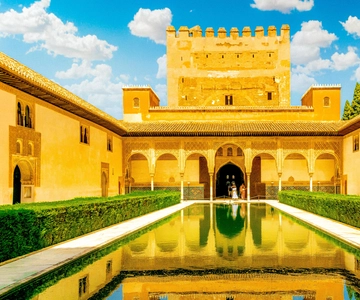 Granada: Alhambra & Nasrid Palaces Tour with Tickets