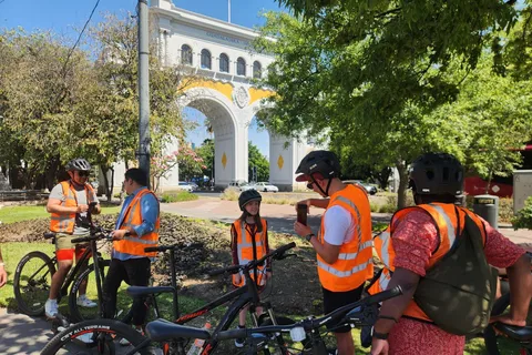 Guadalajara: Bicycle tour of the city visiting places of interest.