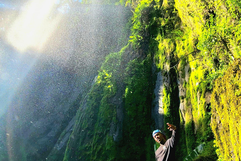 Monte Meru Arusha: caminata por la cascada Napuru por Kingstone AsiliaMonte Meru Arusha: Excursión a la Cascada de Napuru por Kingstone Asilia