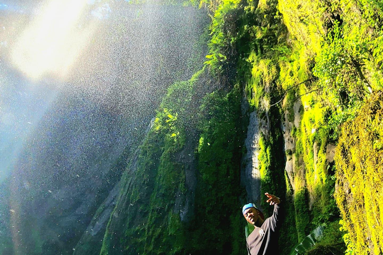 Monte Meru Arusha: caminata por la cascada Napuru por Kingstone AsiliaMonte Meru Arusha: Excursión a la Cascada de Napuru por Kingstone Asilia