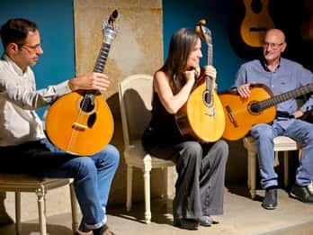 Porto: Espetáculo de Fado Tradicional em São Bento com Vinho do Porto