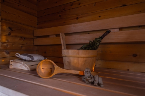 Tradycyjna drewniana sauna fińska i gorący basen