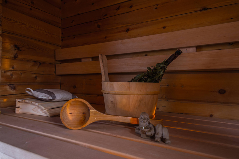 Traditionelle finnische Holzsauna und heißer Pool