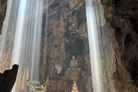 Impresionante puesta de sol en las Montañas de Mármol y la pagoda Linh Ung.Increíble puesta de sol en las Montañas de Mármol y la pagoda Linh Ung