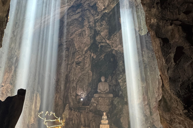 Impresionante puesta de sol en las Montañas de Mármol y la pagoda Linh Ung.Increíble puesta de sol en las Montañas de Mármol y la pagoda Linh Ung