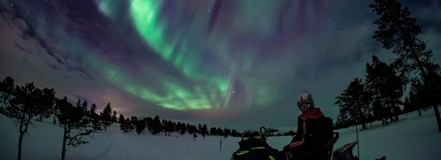 Aventure arctique : Chasse aux aurores boréales en motoneige