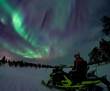 Aventure arctique : Chasse aux aurores boréales en motoneige
