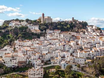 Casares by och traditionell marknad