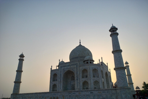 Agra: Taj Mahal Guided Tour with Photography & Rental Saree Taj Mahal Guided Tour without Entry Tickets & Rental Saree