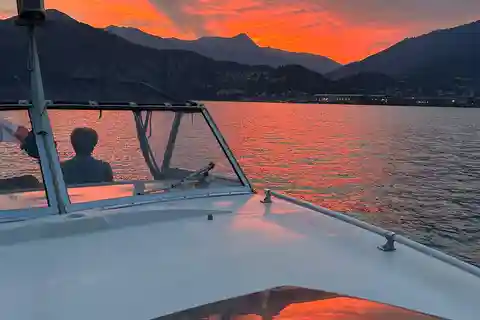 Aperitivo al tramonto in barca sul lago d'Iseo