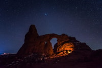Moab, las ventanas en los arcos guiaron la caminata de estrellas - Housity