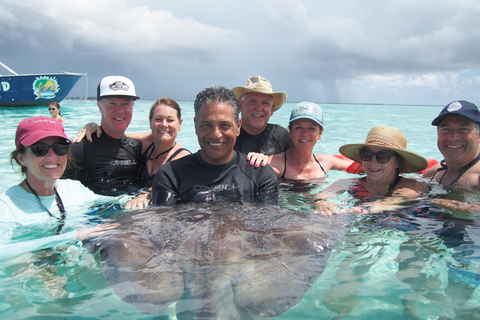 Grand Cayman: Catamaran Cruise with Stingray City & Snorkel