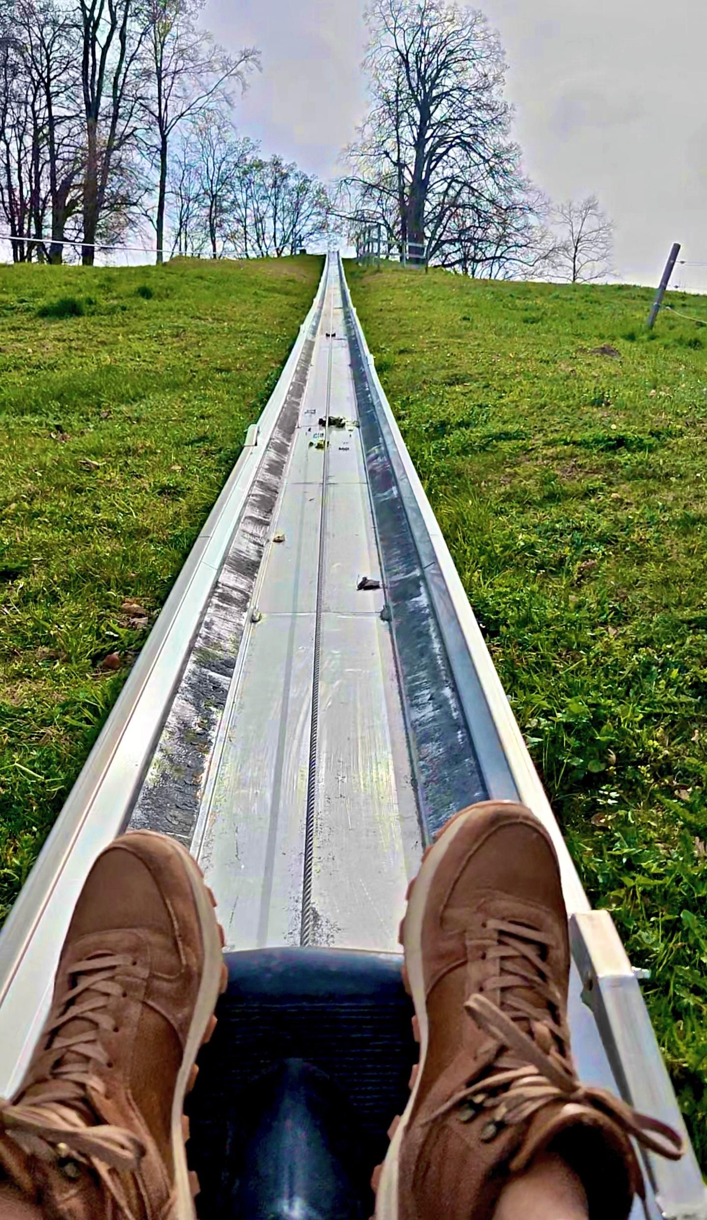 Bern, GurtenPark: 360-Grad-Aussichtspunkt, Rutsche und Käsepicknick.